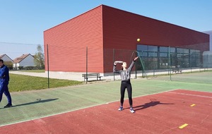 On autorise Romane à servir en étant un peu avancée 😉, début de balle inter grand terrain!