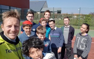 Photo de groupe soleil pleine face! 🌞 La palme revient à Louis pour cette tête venue d'ailleurs!!! Clément pas mal non plus 🤣! – avec Tewis Robineau.