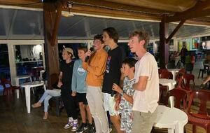 Mathis a retrouvé de l'énergie avec le groupe pour un petit bout de soirée Karaoké au camping avec ici "Les lacs du Connemara". Profitez de cette belle interprétation de groupe😁🤣🤣😆😊