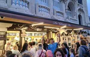 Coco et Bastien noyés dans la foule, en attente de leur glace !