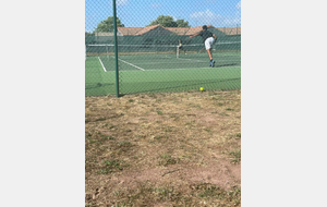 Bastien (au fond) défait au 2ème tour de Chateau 6/4 6/2