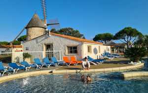 Fin de journée au camping et détente dans la piscine pour Eliott et Mathieu ici sur la photo 😉👍
