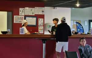 Corentin de dos, en recherche de chaussures de prêt 😅🙈🤣