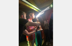 Paul qui tente d’éteindre la bougie sur scène 